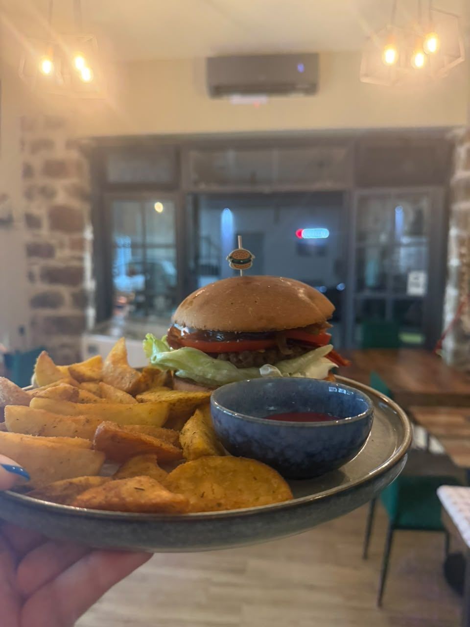 Burger με πατάτες country στη σάλα του μαγαζιού