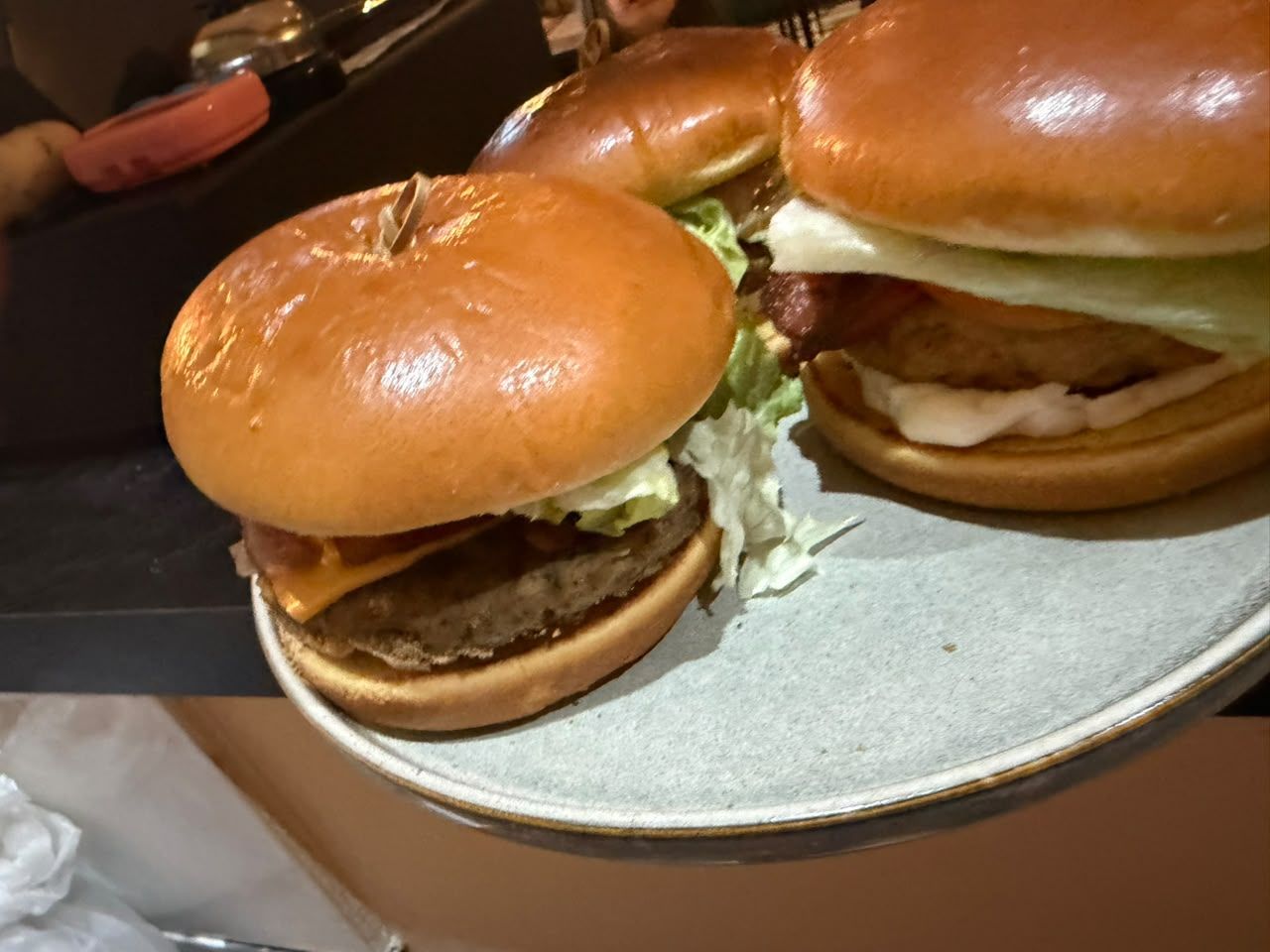 Δύο burgers σε πιάτο